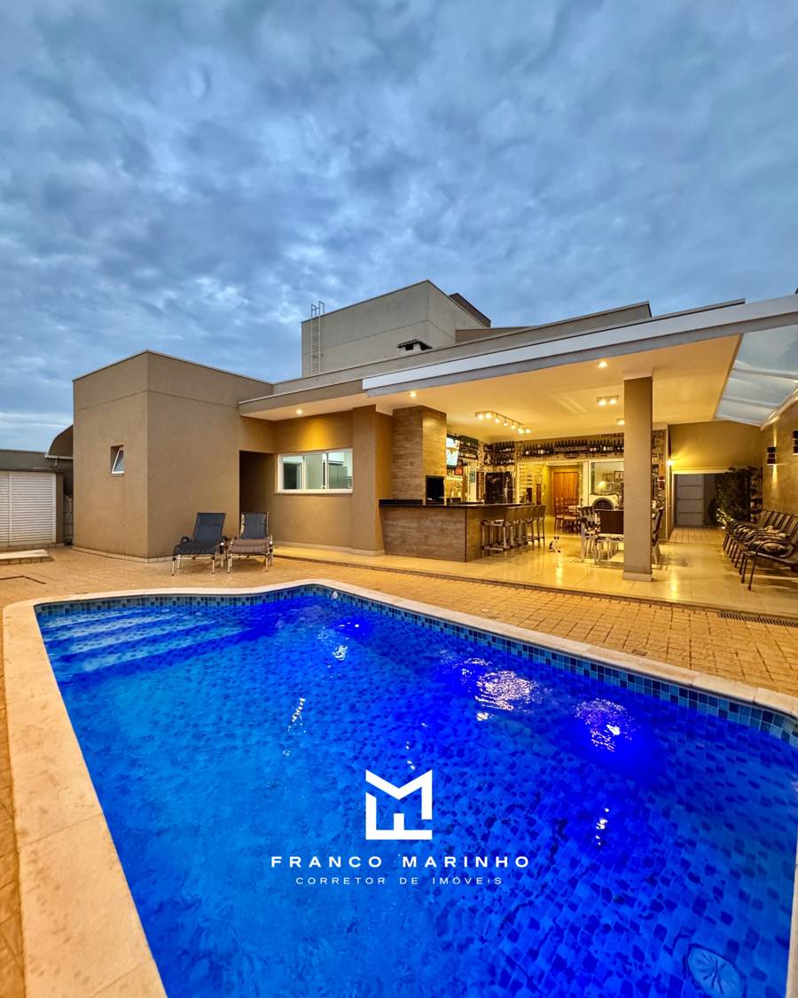 Piscina aquecida e varanda gourmet ao entardecer
