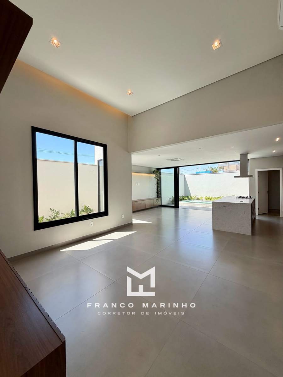 Sala com pé-direito alto aberta para a piscina