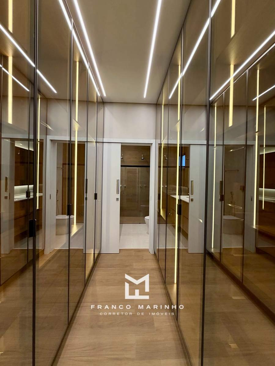 Closet em vidro reflecta
