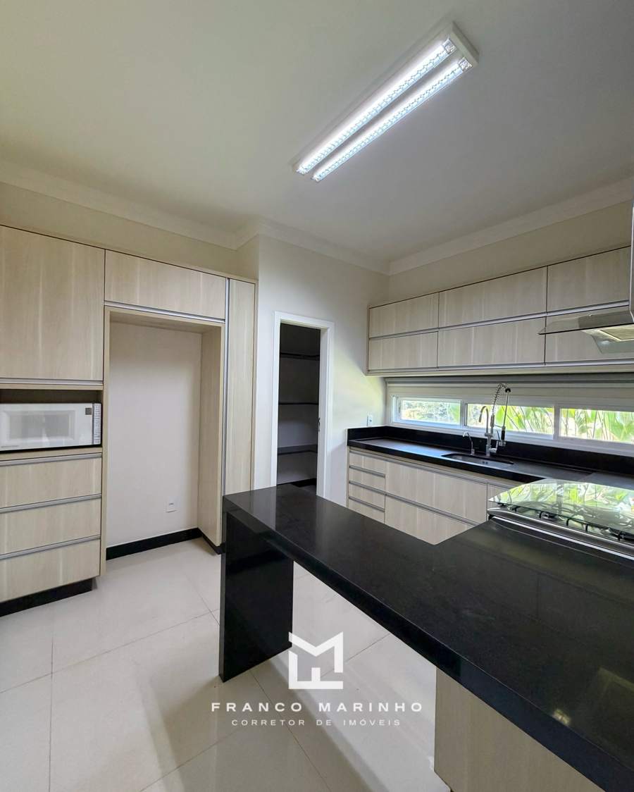 Cozinha planejada com bancada em granito
