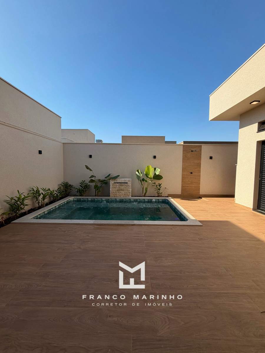 Pátio da piscina com cascata
