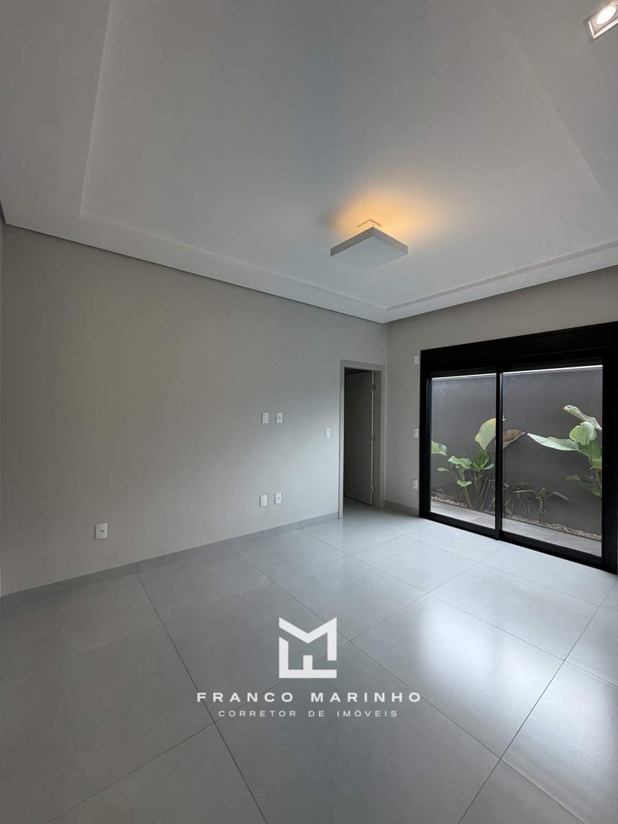 Suíte com porta para jardim interno