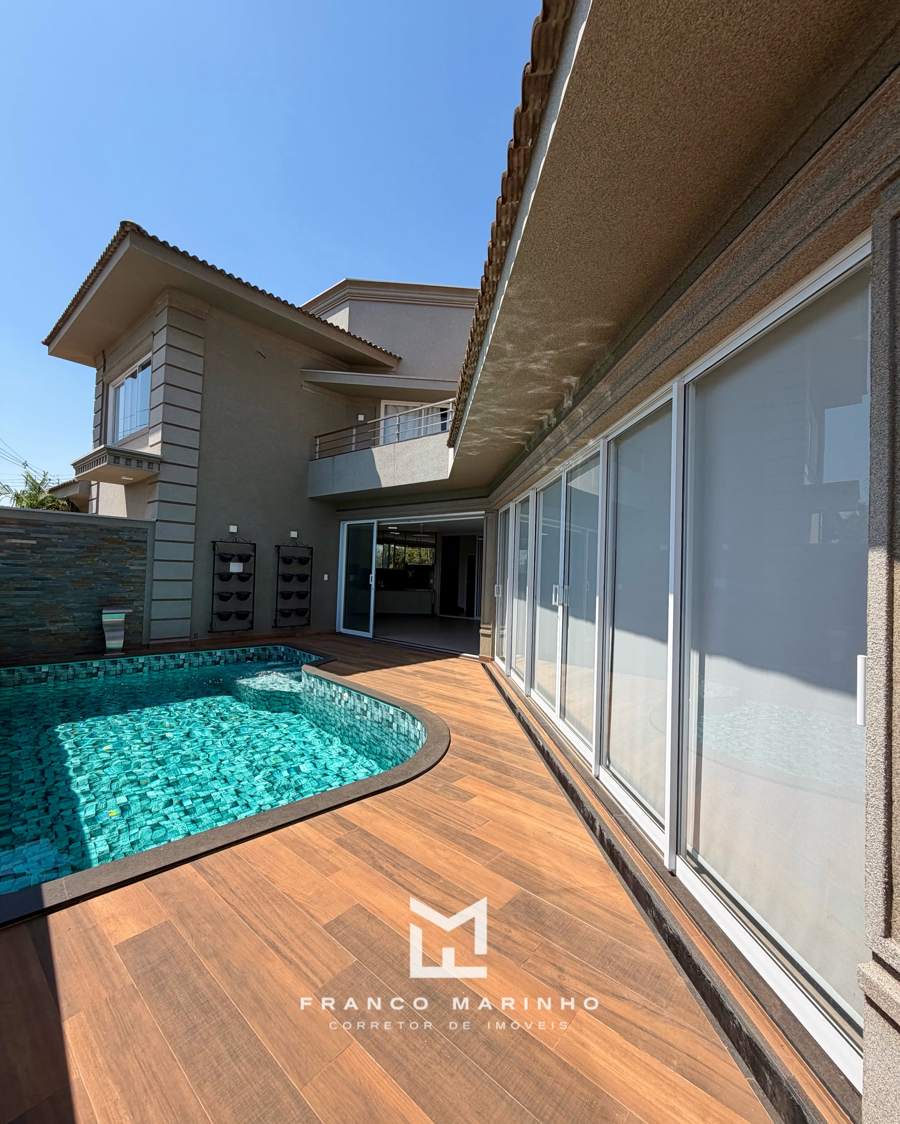 Deck da piscina e portas de vidro para a área gourmet