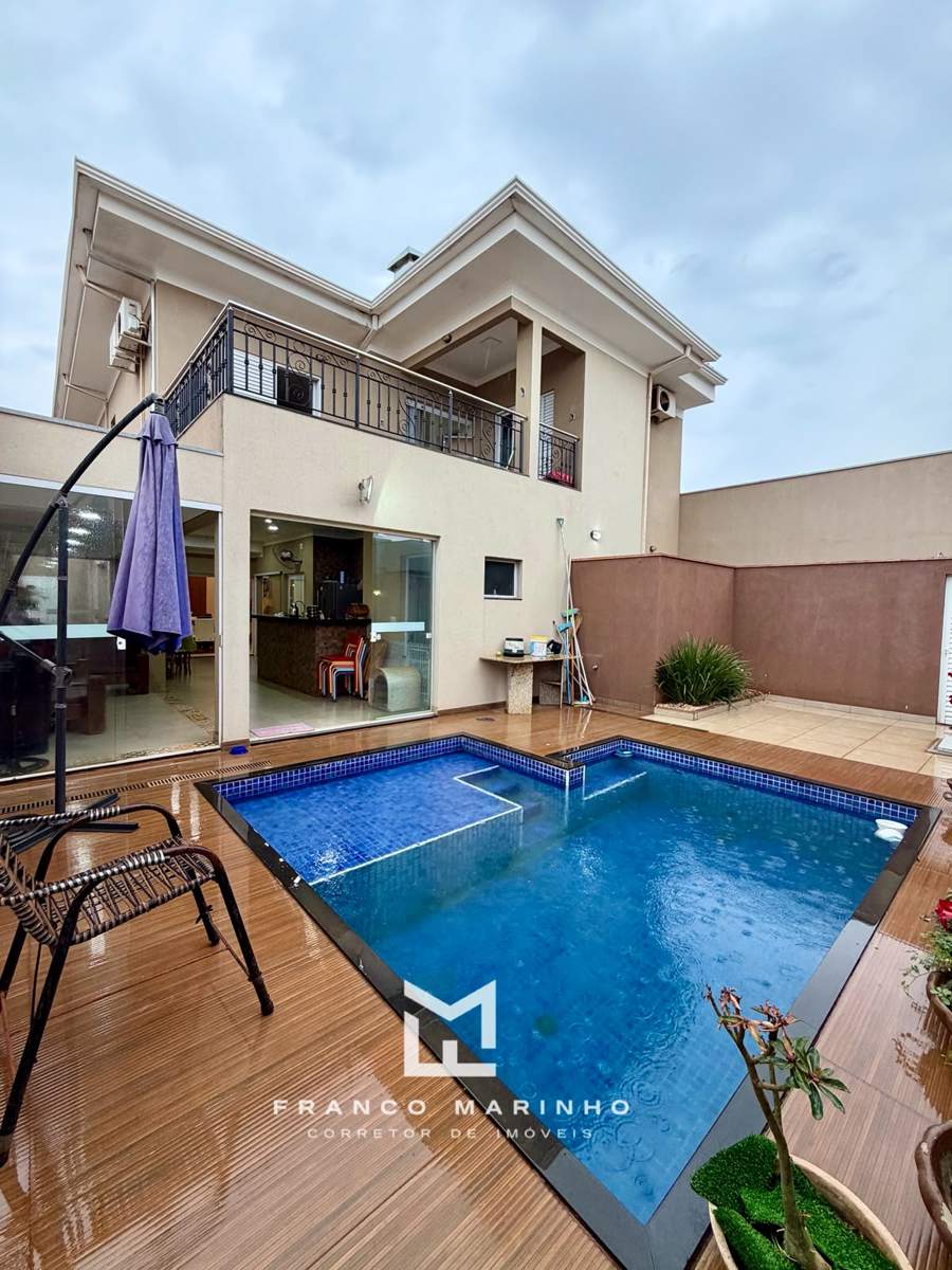 Piscina com deck e varanda no piso superior