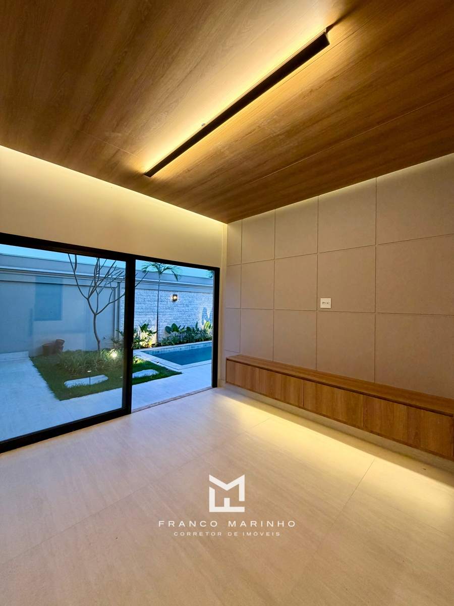 Home cinema com forro em madeira e vista para o jardim